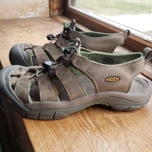 NWOT Keen womens Newport 9M Sandals